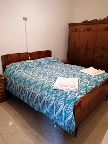 a bed with two towels sitting on top of it at Casa Vacanze Messano in Paduli