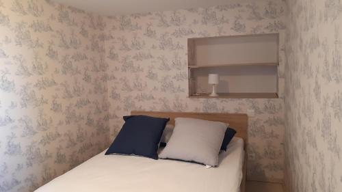 Giường trong phòng chung tại La maisonnette Mimosa