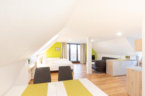 een woonkamer met een bed en een keuken bij Schäfer's Ferienhof Michaelsberg in Gundelsheim