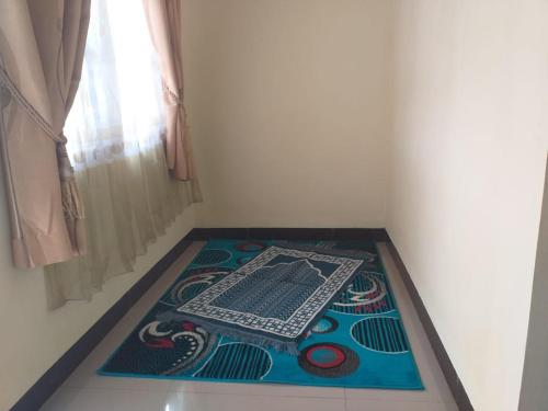 a room with a rug on the floor with a window at Oemah Sadewa Homestay in Karangkandri