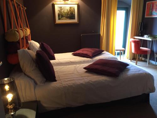 Habitación de hotel con 2 camas con almohadas en Orangerie de Blier à l'Affenage en Érezée