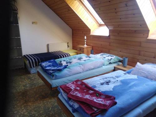 Cama o camas de una habitación en Privát U čápů v Beskydech