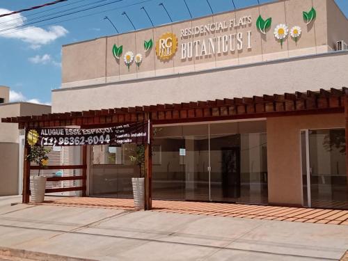 a building with a sign that reads ro pharmacy at Residencial Flats Botanicus 1 in Olímpia