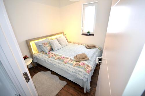 C l e a n&C o z y Apartmani Divcibare في ديفشيبار: غرفة نوم صغيرة بها سرير ونافذة