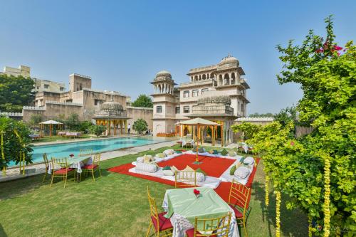 eine Villa mit einem Pool und einem Resort in der Unterkunft Hotel Castle Mandawa in Mandāwa