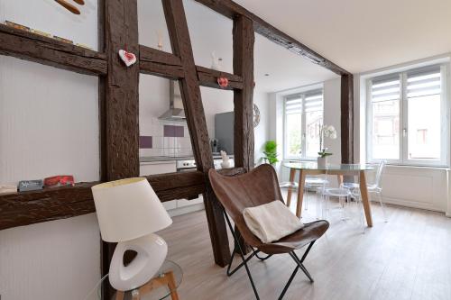 un salon avec une table et des chaises dans l'établissement Petite Venise Gîte Saint Pierre 2 pièces 3 étoiles classement tourisme, à Colmar