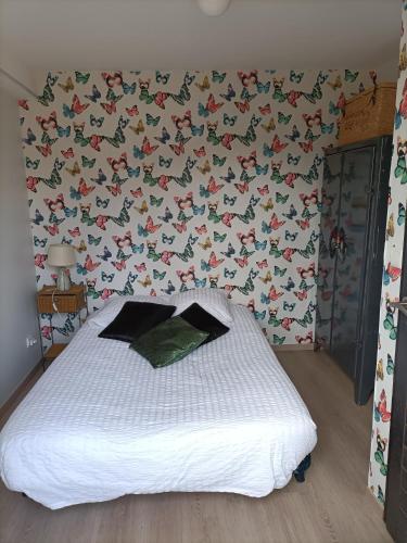 - une chambre avec un lit recouvert de bogues dans l'établissement au chevet des canaux de verdun, à Verdun-sur-Meuse
