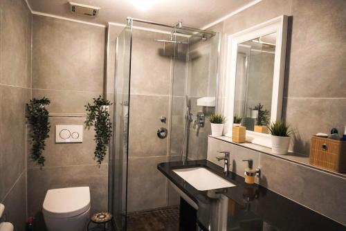 Ένα μπάνιο στο Surfer Loft with AC and sun terrace