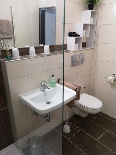 a bathroom with a sink and a toilet at Ferienwohnung Ausblick in Missen-Wilhams