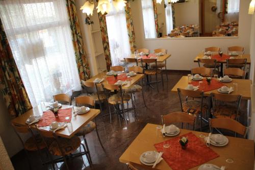 un comedor vacío con mesas y sillas en Hotel Pension Becker, en Rothenburg ob der Tauber