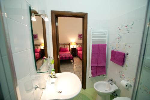 y baño con lavabo y espejo. en B&B Anxa, en Gallipoli