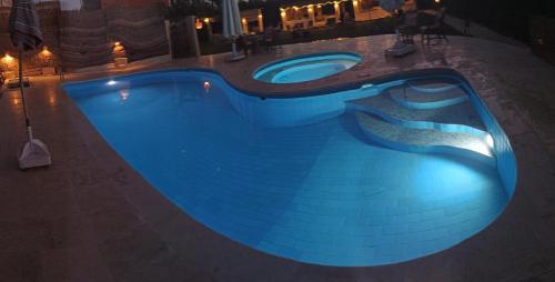 une grande piscine avec des lumières bleues. dans l'établissement Tunis King Hotel, 