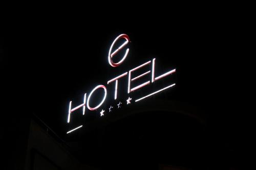 Um certificado, prémio, placa ou documento mostrado em E' Hotel