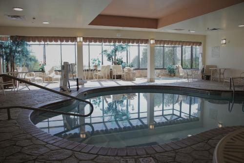 een zwembad in het midden van een hotellobby bij Comfort Suites in Edinboro