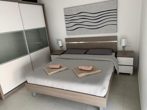 Säng eller sängar i ett rum på Sea View Penthouse Mellieha Bay