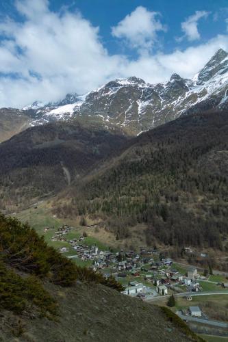 a village in a valley with snow capped mountains at Ferienwohnungen Haus Alte Bäckerei in Randa