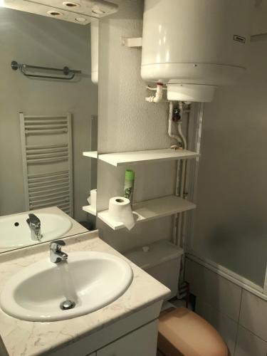 ein Bad mit einem Waschbecken und einem WC in der Unterkunft STUDIO BAREGES- 1 pièce 4 personnes, Station ski BAREGES-LA MONGIE in Barèges
