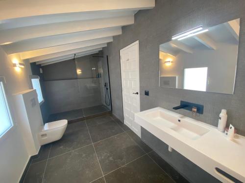 PedramalaにあるB&B Casa Pedramalaのバスルーム(洗面台、トイレ、鏡付)