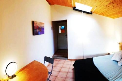 Katil atau katil-katil dalam bilik di Studio 22 m2, terrasse vue lac, dans propriété face au Lac du Salagou