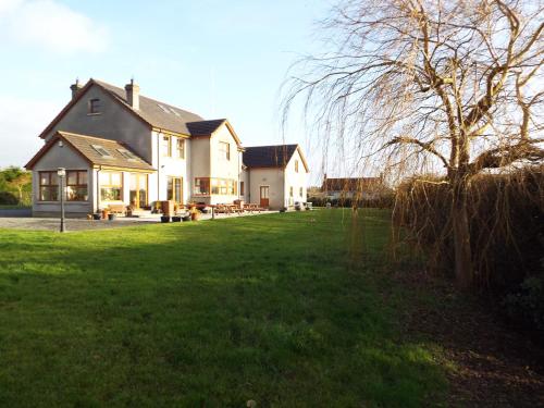 Knockalla luxury property with hot tub suitable for familiesにある庭