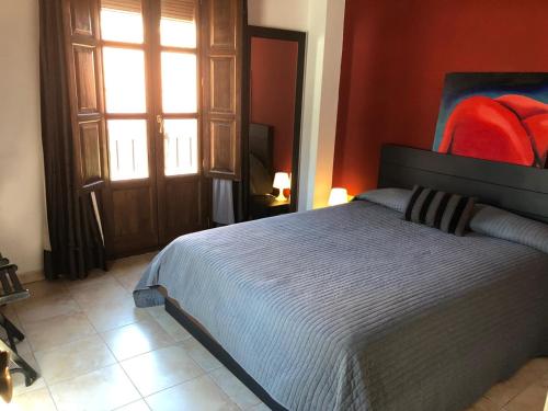 Un dormitorio con una cama grande y una ventana en Loft wifi Centro espectacular terraza con todos los servicios, en Granada