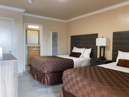 Holland Inn & Suites tesisinde bir odada yatak veya yataklar