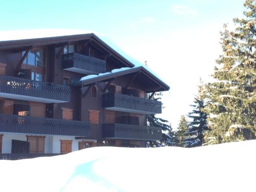 Un gran edificio con nieve delante. en Manon, en Hauteluce