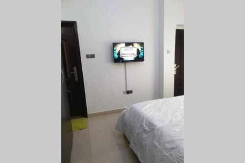 TV/trung tâm giải trí tại Well furnished and spacious 2 bedroom apartment