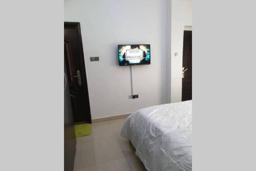 Televisyen dan/atau pusat hiburan di Well furnished and spacious 2 bedroom apartment