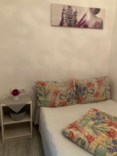 een slaapkamer met een bed en een tafel en een foto bij Small Studio2 in Sibiu