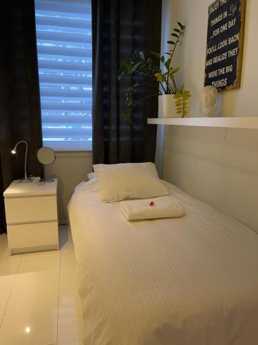 奧盧的住宿－Design Guesthouse Laanila，一间卧室配有一张床,上面有两条毛巾