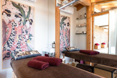 加沃拉诺Villino il Corbezzolo a "Casa Conti di Sotto"的房间里有两张床，墙上挂着一幅画