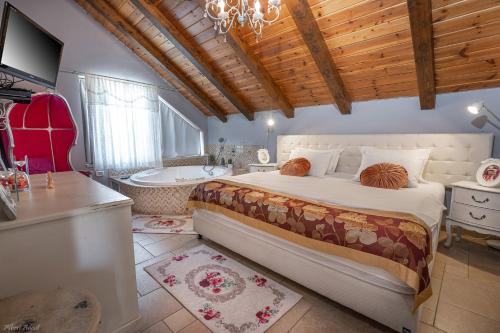 Ein Bett oder Betten in einem Zimmer der Unterkunft Ahavtia - לזוגות ומשפחות