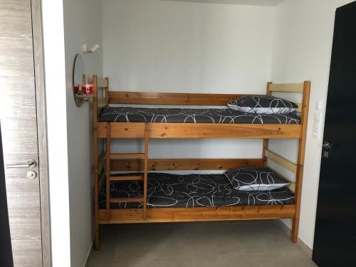 מיטה או מיטות קומותיים בחדר ב-Appartement avec SPA Camargue 4 couchages