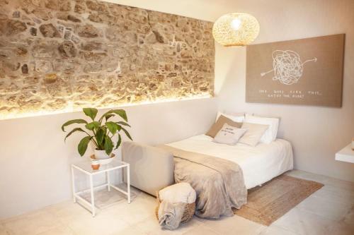 sypialnia z łóżkiem i doniczką w obiekcie 8 - LA GUARIDA DE TARIFA - Bajo B - ENJOY TARIFA w mieście Tarifa