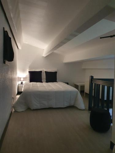 Un pat sau paturi într-o cameră la T2 Bis Design et Lumineux à 200m du Village Naturiste
