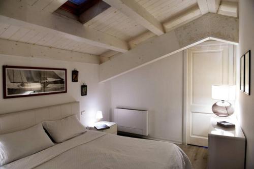 Un dormitorio con una cama grande y una ventana en The Old Bakery, en Cagliari