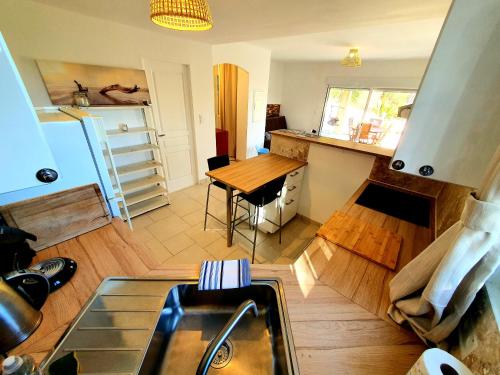 - une cuisine avec un évier et une table dans l'établissement Petit Paradis, à Collobrières