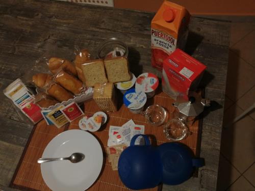 Ein Tisch mit einem Haufen Essen drauf. in der Unterkunft Anchida casa vacanze in Enna