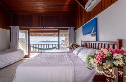 Un pat sau paturi într-o cameră la Pousada das Flores
