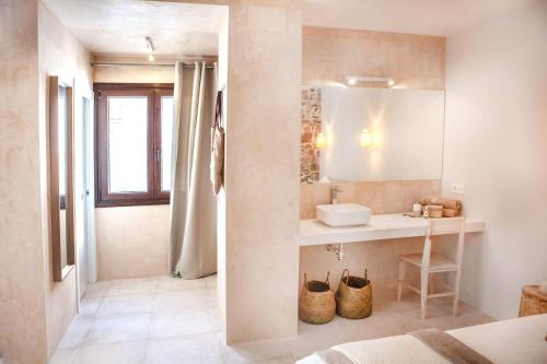 uma casa de banho com um lavatório e um espelho em 9 - LA GUARIDA DE TARIFA - Primero A - ENJOY TARIFA em Tarifa
