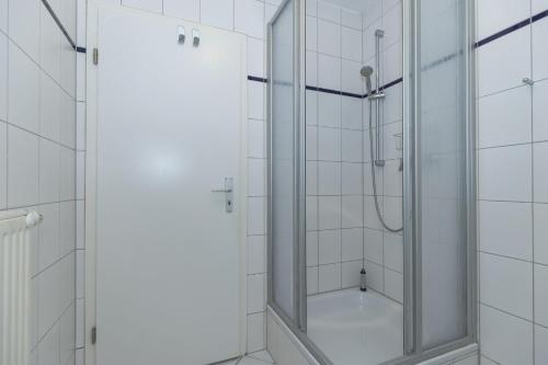 eine Dusche mit Glastür im Bad in der Unterkunft Strandschlösschen Haus II WE 20 / 9720 in Kühlungsborn
