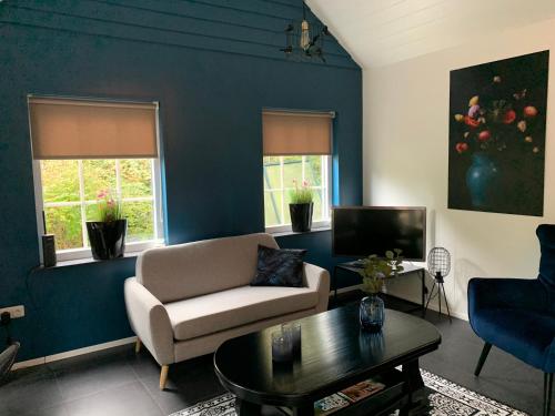 a living room with a couch and a table at Huisje Boompje Beerze in Beerze