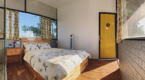 Ένα ή περισσότερα κρεβάτια σε δωμάτιο στο Homestay Biển Rừng