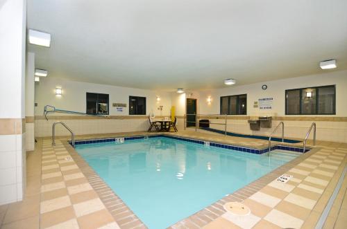 a large swimming pool in a hospital at Country Inn & Suites by Radisson, Stevens Point, WI in Stevens Point