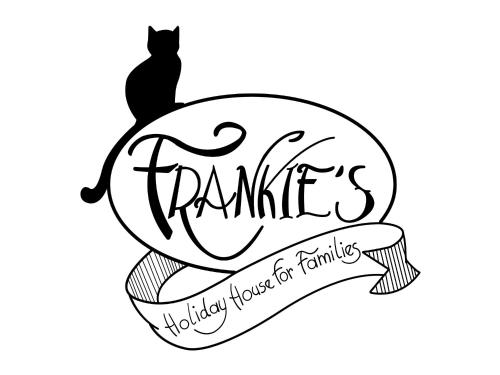 Un gatto nero seduto su una balena avvolto in un nastro con le parole che sfilano di Frankie’s House a Ghiffa