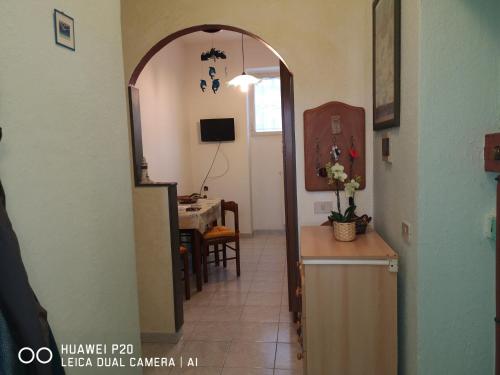 un pasillo que conduce a una cocina y un comedor en bilocale Marina di Pisa, en Marina di Pisa