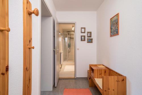 a hallway with a door leading to a bathroom at Ferienwohnung am Schloss in Heiligenberg