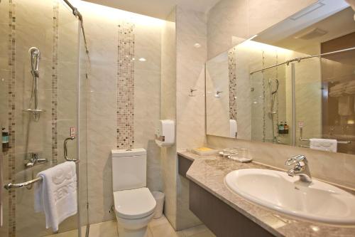 Vonios kambarys apgyvendinimo įstaigoje Renyi Lake Hotel