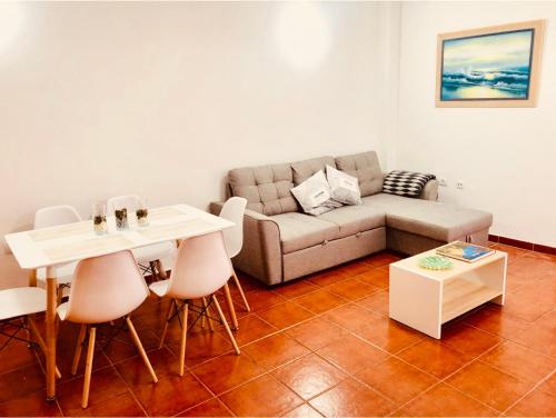 uma sala de estar com um sofá e uma mesa em Apartamento La real 3 em San Nicolás